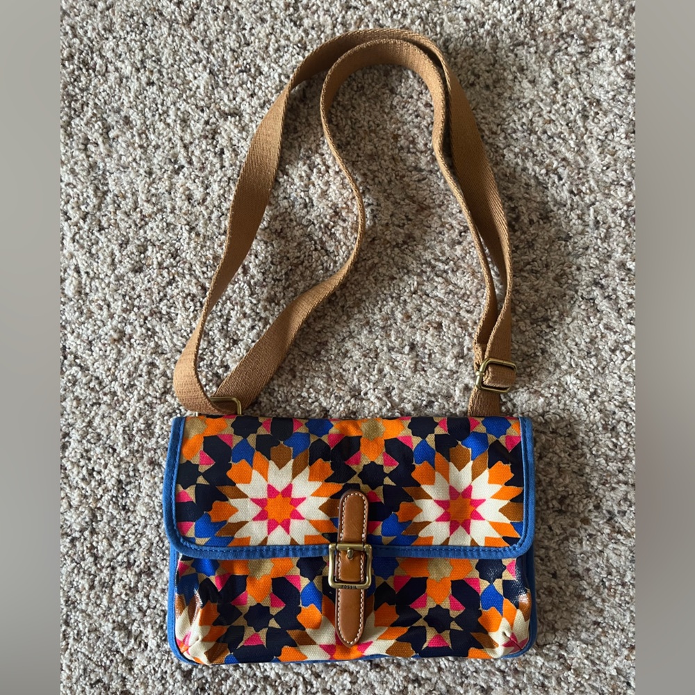 Fossil Crossbody Bag with Vibrant Floral Design